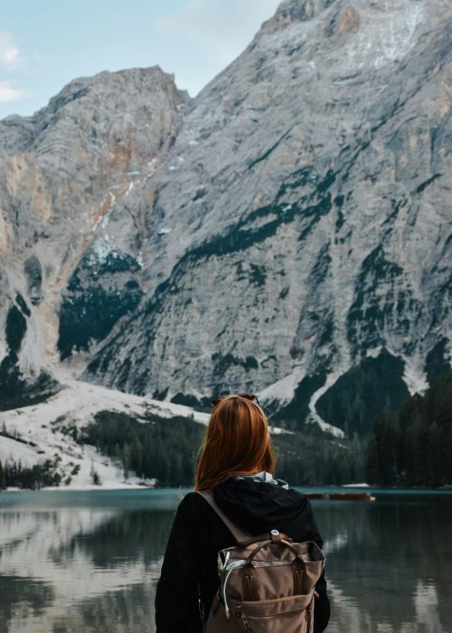 woman_looking_mountains